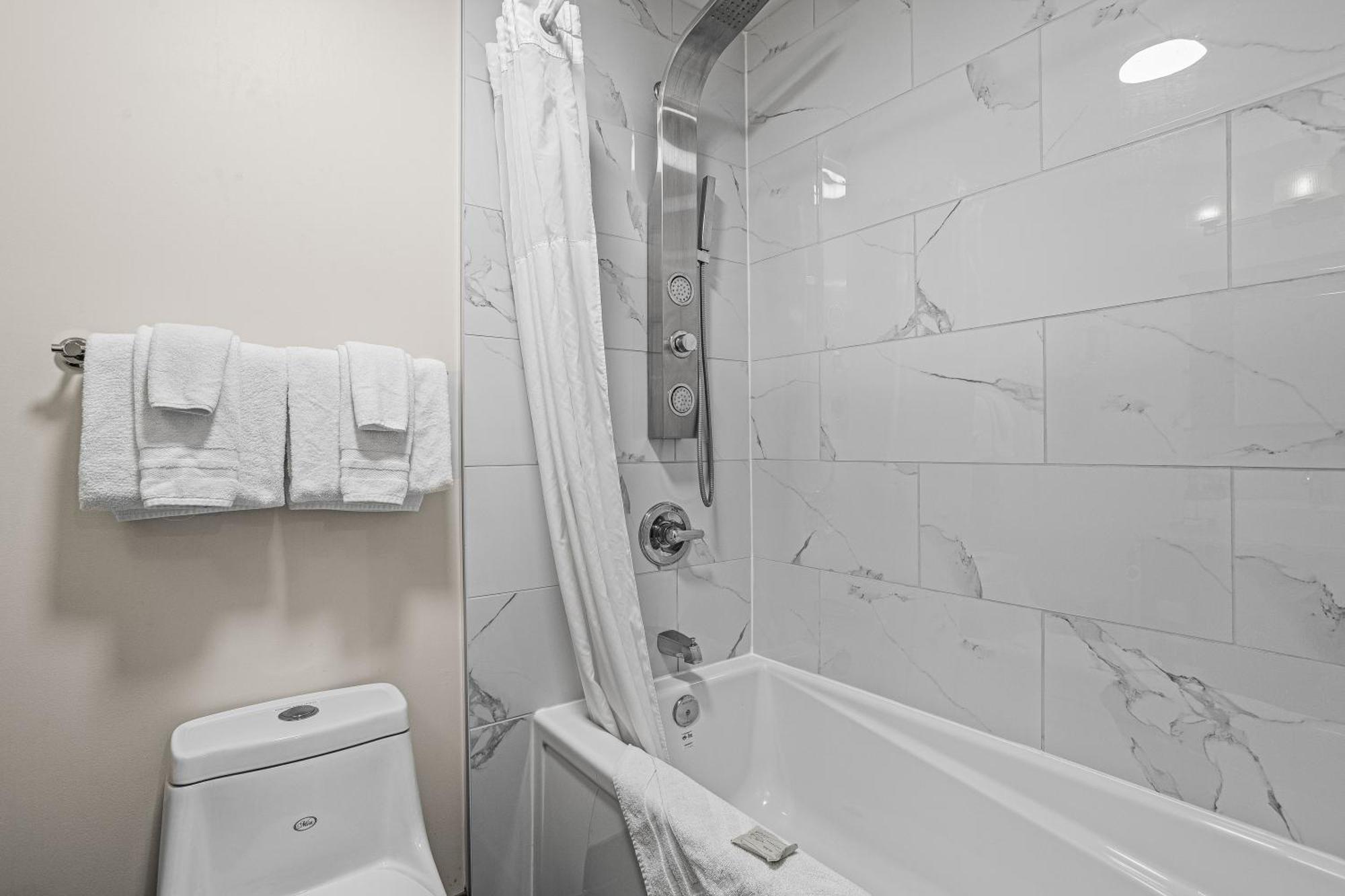 Outstanding Mountain Condo Waterslide And Hot Tub Managed By Little Sister Getaways Canmore Exterior foto