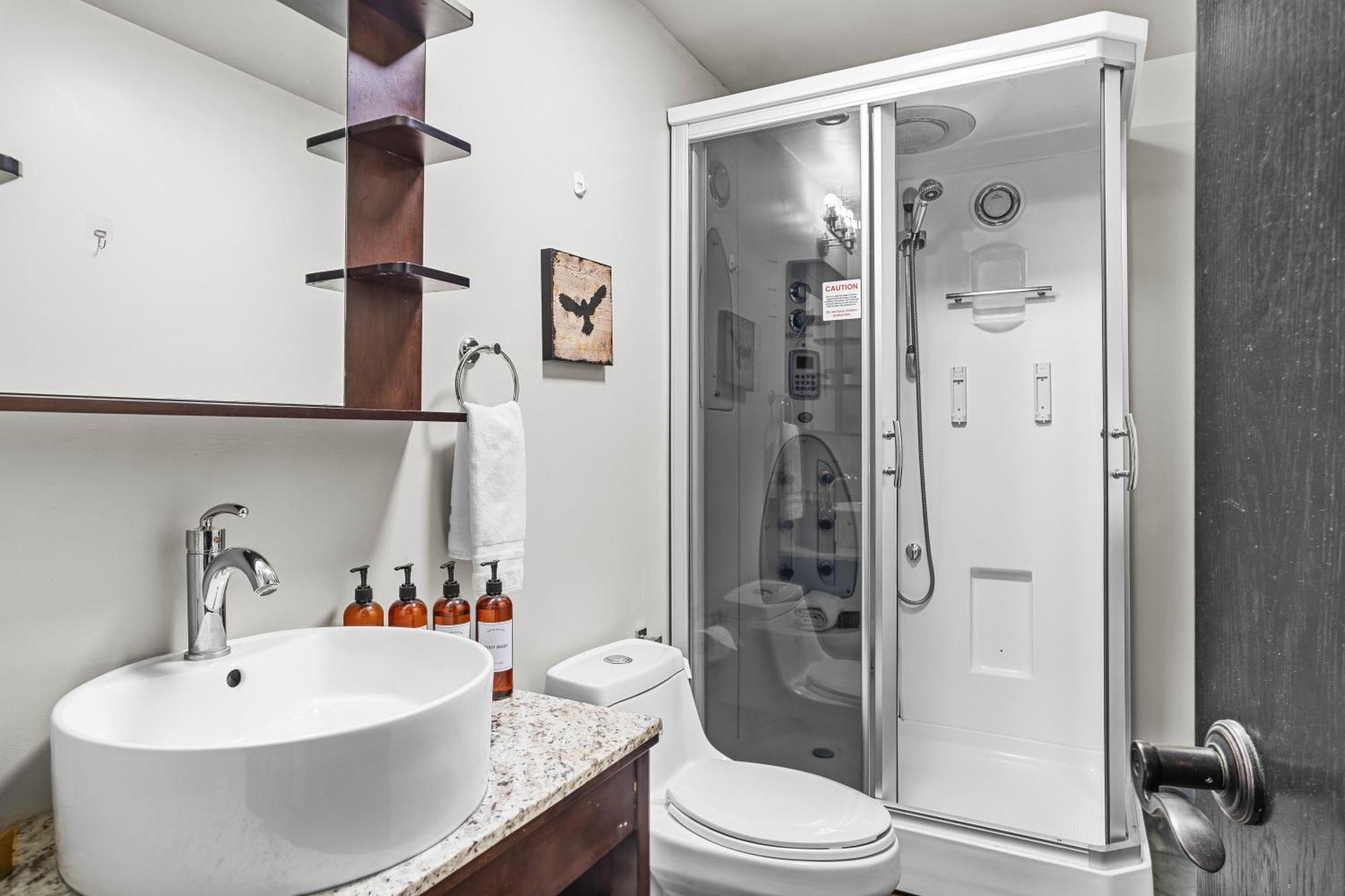 Outstanding Mountain Condo Waterslide And Hot Tub Managed By Little Sister Getaways Canmore Exterior foto